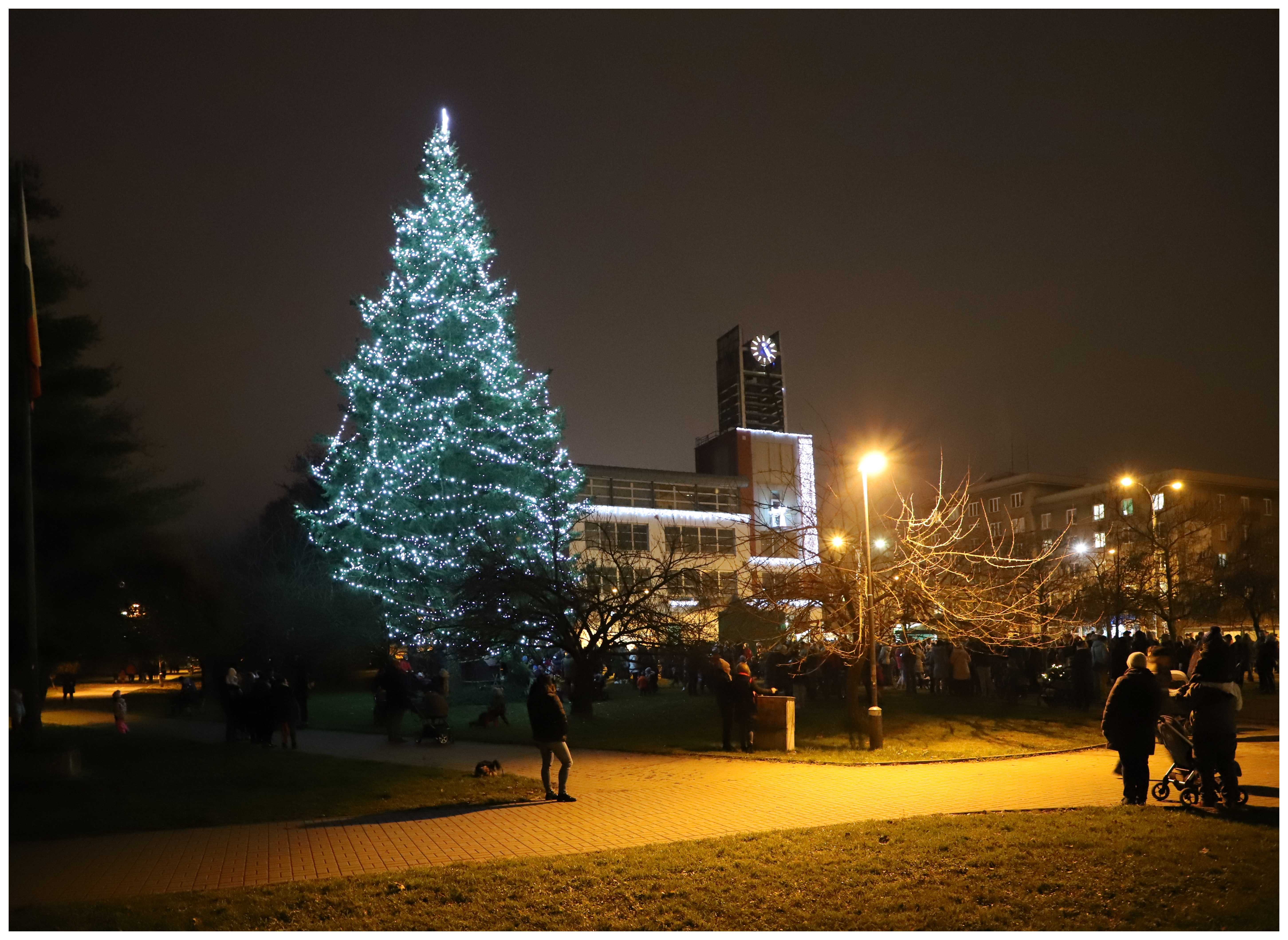 Slovany zahájily advent rozsvícením vánočního stromu